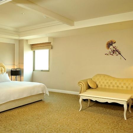 Asia Emperor Hotel Тайнань Экстерьер фото