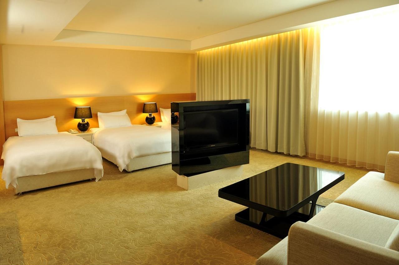 Asia Emperor Hotel Тайнань Экстерьер фото